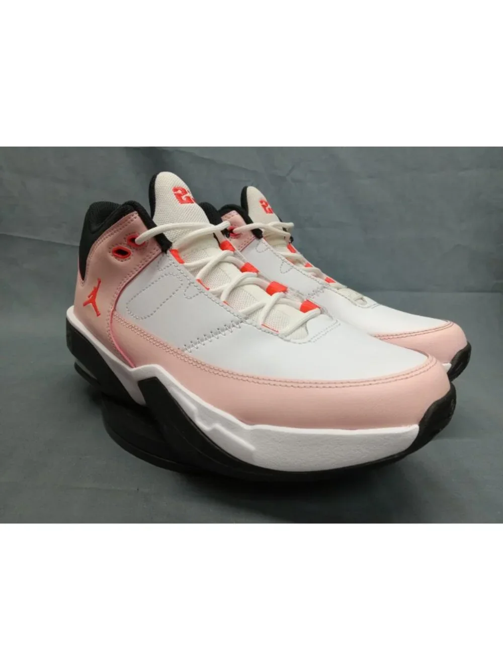 Nike Jordan Max Aura 3 (GS) White Atmosphere Infared 23 Boys Size 6 FLOOR MODEL!